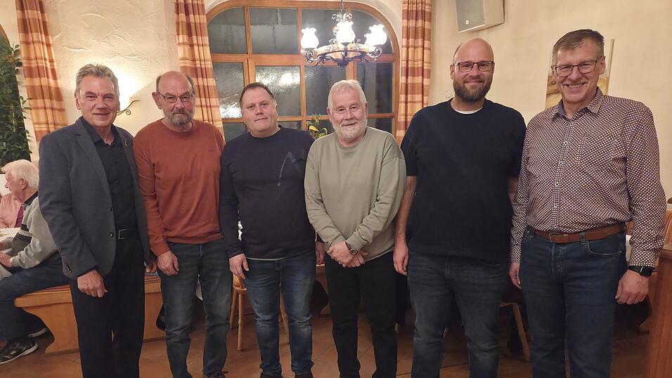 Die für langjährige Vereinszugehörigkeit Geehrten mit Vorsitzendem Roland Jummer (l.) und Stellvertreter Hans Eder (r.). Die für langjährige Vereinszugehörigkeit Geehrten mit Vorsitzendem Roland Jummer (l.) und Stellvertreter Hans Eder (r.).