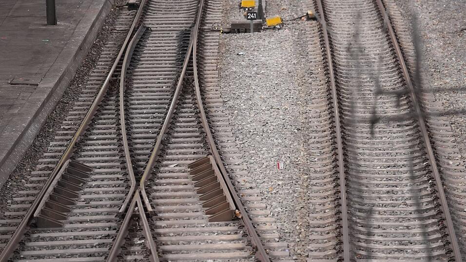 Die Bahn rechnet wegen der Wetterlage mit Einschr&auml;nkungen. (Archivbild)