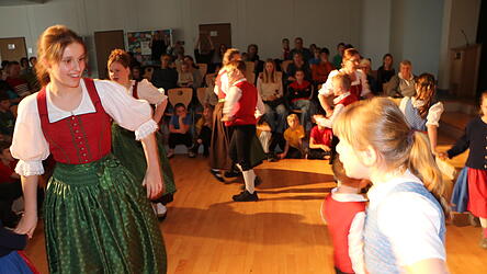Der Trachtenverein &bdquo;Waldlerbuam&ldquo; K&ouml;tzting brachte sich auch mit seiner Kindergruppe ein.