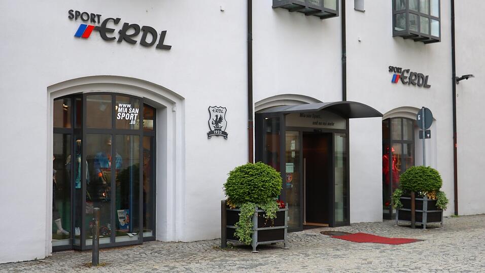 Sport Erdl ist seit 100 Jahren am Pfarrplatz beheimatet. Jetzt steht eine bedeutsame Veränderung bevor. Sport Erdl ist seit 100 Jahren am Pfarrplatz beheimatet. Jetzt steht eine bedeutsame Veränderung bevor.