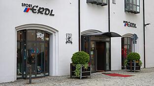 Sport Erdl ist seit 100 Jahren am Pfarrplatz beheimatet. Jetzt steht eine bedeutsame Veränderung bevor. Sport Erdl ist seit 100 Jahren am Pfarrplatz beheimatet. Jetzt steht eine bedeutsame Veränderung bevor.