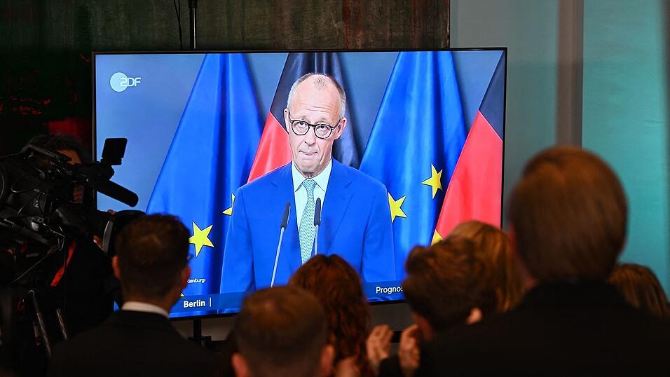Das Statement des Kanzlers wurde auf der CDU-Wahlparty im Berliner Abgeordnetenhaus übertragen. Das Statement des Kanzlers wurde auf der CDU-Wahlparty im Berliner Abgeordnetenhaus übertragen.