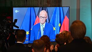 Das Statement des Kanzlers wurde auf der CDU-Wahlparty im Berliner Abgeordnetenhaus übertragen. Das Statement des Kanzlers wurde auf der CDU-Wahlparty im Berliner Abgeordnetenhaus übertragen.