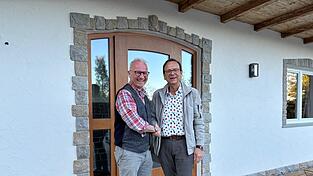 Der Besitzer des Burgsteinhauses Gernot Weigl und sein neuer Gesch&auml;fsf&uuml;hrer Franz Wittmann.