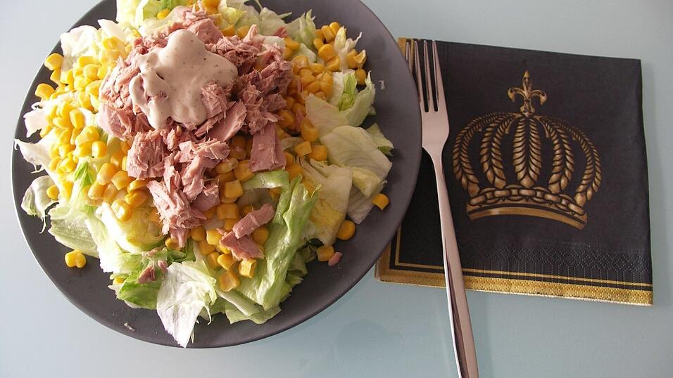 Nur drei bis vier Zutaten ergeben einen knackigen, gesunden und noch dazu preiswerten Salat. Nur drei bis vier Zutaten ergeben einen knackigen, gesunden und noch dazu preiswerten Salat.