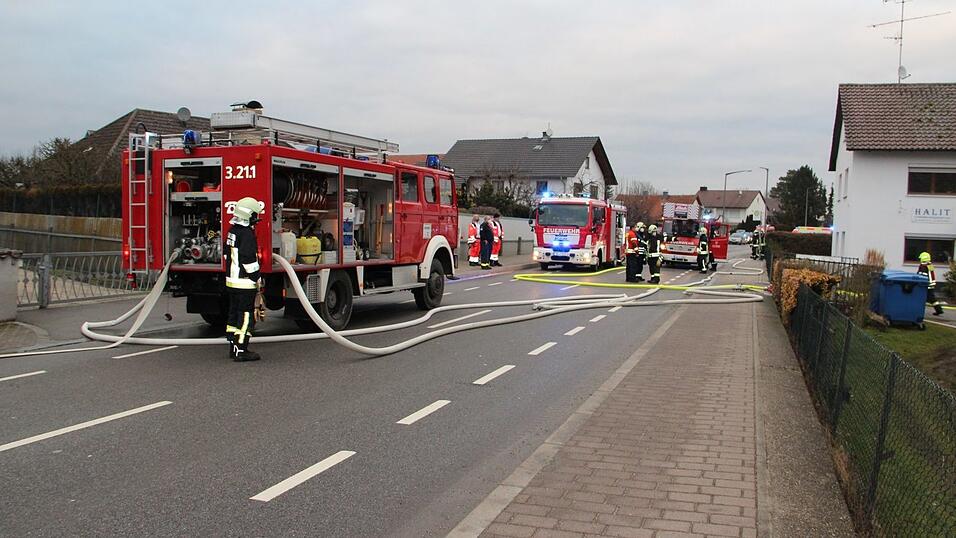 Ein Schneeräumgerät hat am Freitagnachmittag in einer Halle in Alburg gebrannt. Ein Schneeräumgerät hat am Freitagnachmittag in einer Halle in Alburg gebrannt.