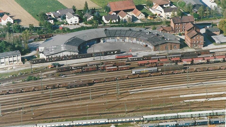 Die Bahnanlagen in Plattling um 1985. Der Lokschuppen, der 105 Jahre stand, war ein Baudenkmal und Wahrzeichen der Stadt. Die Bahnanlagen in Plattling um 1985. Der Lokschuppen, der 105 Jahre stand, war ein Baudenkmal und Wahrzeichen der Stadt.