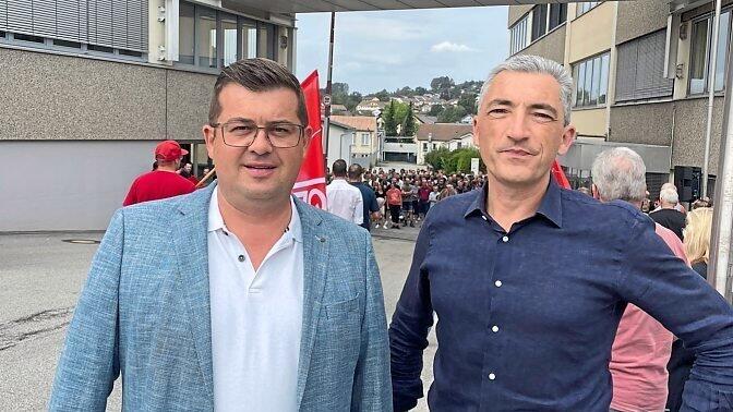 Landrat Ronny Raith (r.) bei der Betriebsversammlung am Freitag mit Regens Bürgermeister Andreas Kroner.