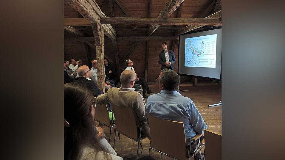 Der Donauausbau zwischen Deggendorf und Vilshofen beginnt noch in diesem Jahr. Bei einer Veranstaltung im Deggendorfer Schiffsmeisterhaus erhielten die Vertreter der Anrainerkommunen Informationen &uuml;ber den geplanten Bauablauf und den Sachstand beim Grunderwerb.