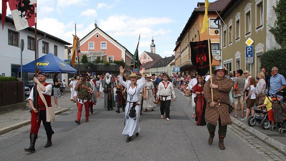 Die schönsten Augenblicke des historischen Drachenstich-Festzuges 2016. Die schönsten Augenblicke des historischen Drachenstich-Festzuges 2016.