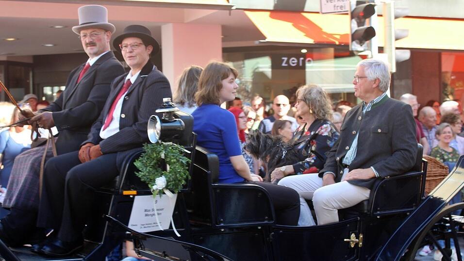 Viele Besucher verfolgten am Sonntag den Umzug auf dem Vilsbiburger Stadtplatz. Viele Besucher verfolgten am Sonntag den Umzug auf dem Vilsbiburger Stadtplatz.