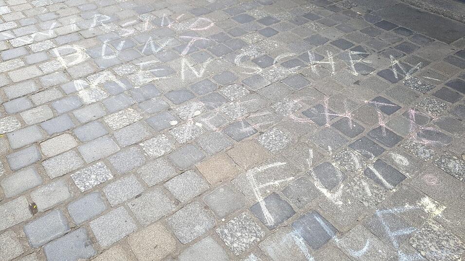 Die 'B&uuml;rgerbewegung Pax Europa' h&auml;lt am Freitag in Straubing eine Kundgebung ab - begleitet von Gegenprotesten des B&uuml;ndnisses 'Wir sind bunt'.