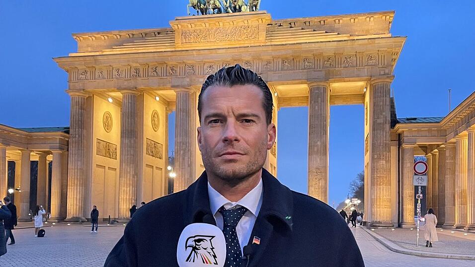 David Bendels, Chefredakteur des „Deutschland-Kuriers“, ist seit Kurzem regelmäßig im Bundestag. Dort interviewt er am laufenden Band AfD-Abgeordnete. Kritische Fragen müssen sie nicht befürchten. (Archiv) David Bendels, Chefredakteur des „Deutschland-Kuriers“, ist seit Kurzem regelmäßig im Bundestag. Dort interviewt er am laufenden Band AfD-Abgeordnete. Kritische Fragen müssen sie nicht befürchten. (Archiv)