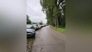Bis zur Einfahrt der Bauschuttsortieranlage reichte die Schlange an Autos.