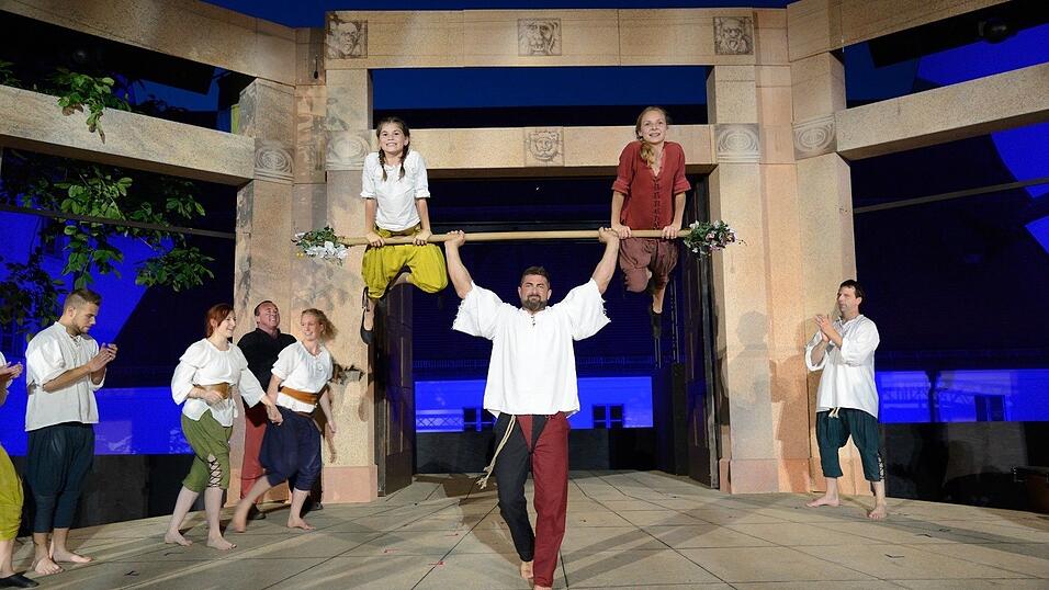 In der Pause hatte die Showtanzgruppe 'Flip Flops' Zeit, ihr ganzes Können zu präsentieren. (Fotos: Ulli Scharrer) In der Pause hatte die Showtanzgruppe 'Flip Flops' Zeit, ihr ganzes Können zu präsentieren. (Fotos: Ulli Scharrer)