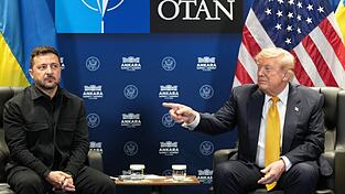 &laquo;Haben Sie eine Frage f&uuml;r Pr&auml;sident Putin?&raquo; An einer Stelle des Auftritts zeigte Trump bei dieser Frage auf Selenskyj.