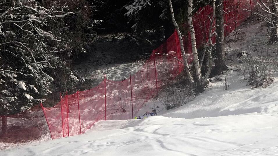 Nur noch allein sein: Direkt vor dem Wald legte sich McGrath hin und starrte ins Leere.