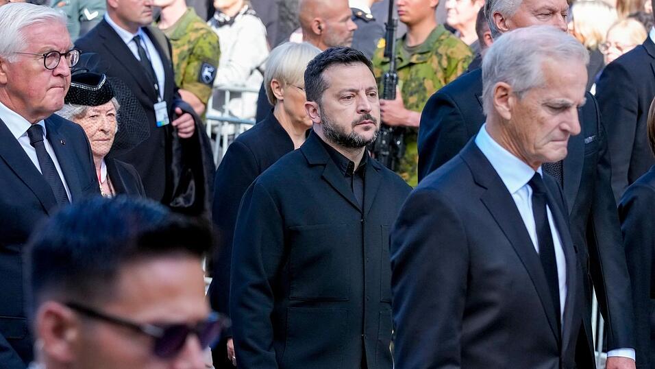 Steinmeier und Selenskyj schritten ebenfalls hinter dem Sarg her.
