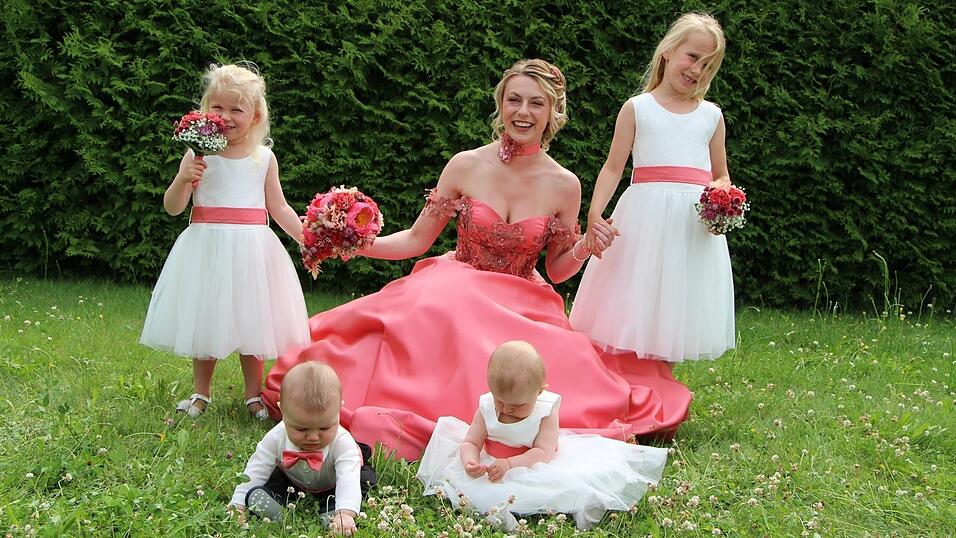 Die Kleinen sind stolz auf ihre h&uuml;bsche Tante.