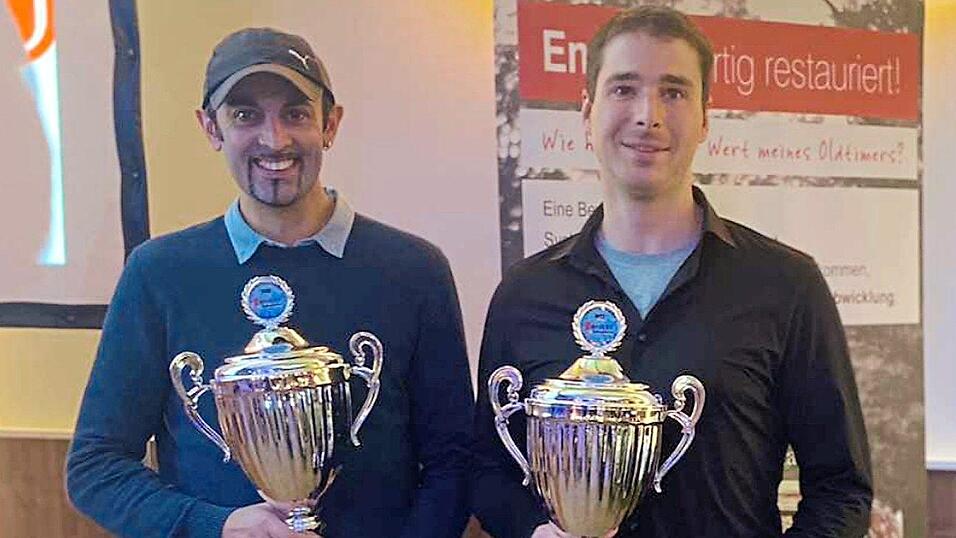 Michael Pfeiffer und Philipp Hausladen strahlen bei der Siegerehrung in Osterhofen über ihre Pokale.