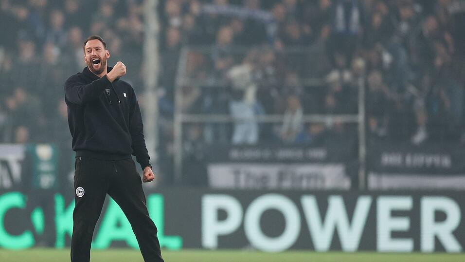 Feiern erlaubt: Bielefelds Trainer Mitch Kniat ist in Partylaune.