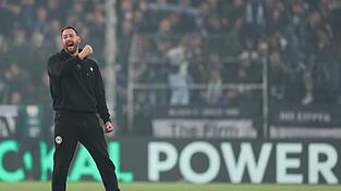 Feiern erlaubt: Bielefelds Trainer Mitch Kniat ist in Partylaune.