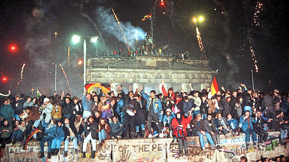 Als die Mauer fiel, ging auch der Kalte Krieg zu Ende. Heute rüstet der Westen wieder auf, weil Russland unter Putin seit dem Ukraine-Krieg als Bedrohung wahrgenommen wird. Als die Mauer fiel, ging auch der Kalte Krieg zu Ende. Heute rüstet der Westen wieder auf, weil Russland unter Putin seit dem Ukraine-Krieg als Bedrohung wahrgenommen wird.