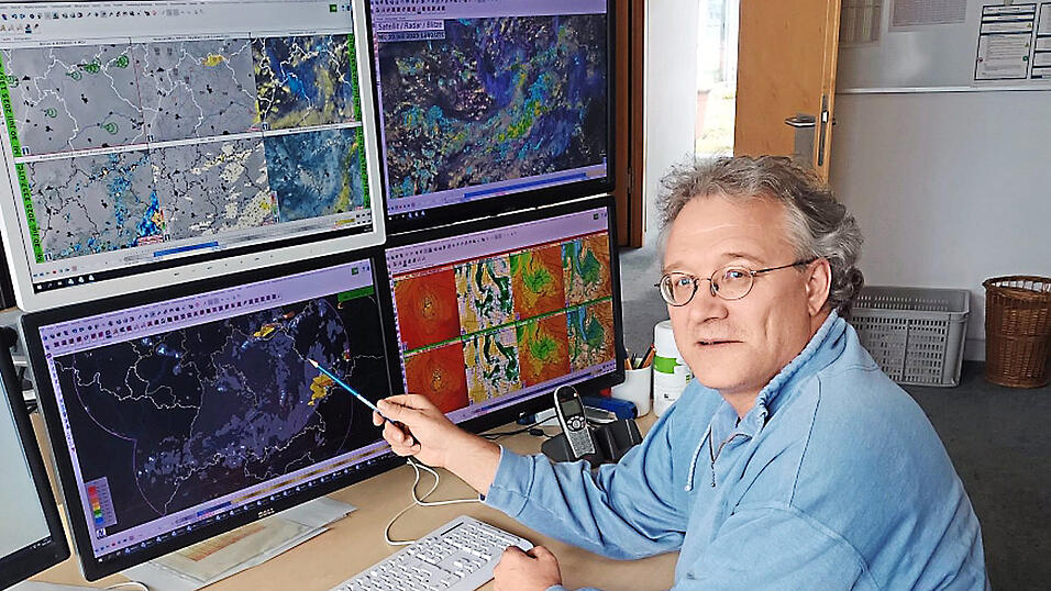 „Wetter ist der aktuelle physikalische Zustand der Atmosphäre“, sagt Meteorologe Christian Kronfeldner. „Wetter ist der aktuelle physikalische Zustand der Atmosphäre“, sagt Meteorologe Christian Kronfeldner.