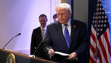 Das Oberste Gericht in den USA schiebt der bisherigen Zollpolitik von Pr&auml;sident Donald Trump einen Riegel vor. Nach dem Urteil sind die Auswirkungen unklar.