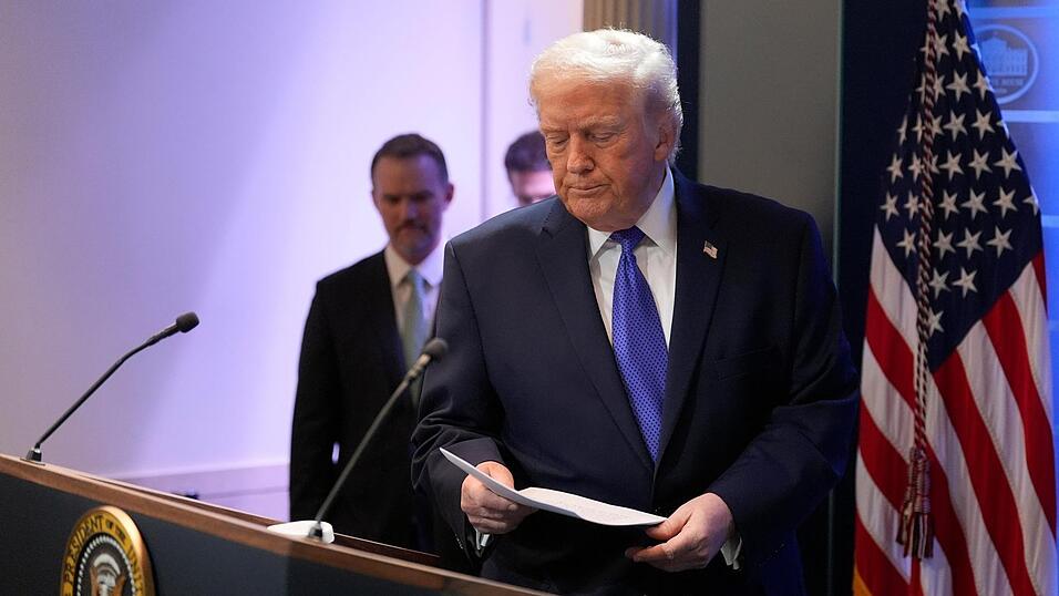 Das Oberste Gericht in den USA schiebt der bisherigen Zollpolitik von Pr&auml;sident Donald Trump einen Riegel vor. Nach dem Urteil sind die Auswirkungen unklar.