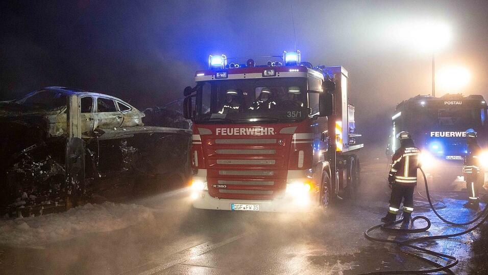 Auf der A92 bei Essenbach ist am Donnerstagmorgen ein Autotransporter mit neuen BMWs ausgebrannt. Auf der A92 bei Essenbach ist am Donnerstagmorgen ein Autotransporter mit neuen BMWs ausgebrannt.