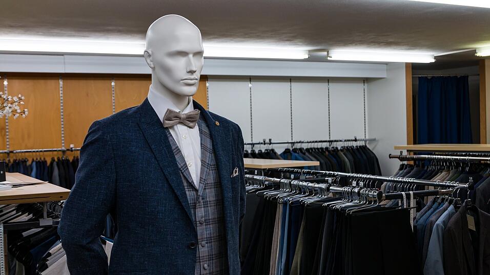 Im Modehaus Kirner in Hohenthann wird ausschließlich Mode für Herren angeboten. Anzüge dürfen da nicht fehlen. Im Modehaus Kirner in Hohenthann wird ausschließlich Mode für Herren angeboten. Anzüge dürfen da nicht fehlen.