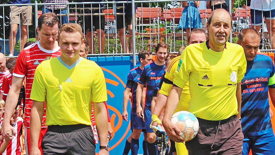 Zum 50-jährigen Gründungsfest des SV Gündlkofen durfte Manfred Alt (rechts) im vergangenen Juni die Altherren-Partie zwischen dem SVG und dem FC Bayern München pfeifen. Zum 50-jährigen Gründungsfest des SV Gündlkofen durfte Manfred Alt (rechts) im vergangenen Juni die Altherren-Partie zwischen dem SVG und dem FC Bayern München pfeifen.