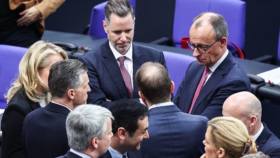 Es wird geredet, unterbrochen und verschoben.
