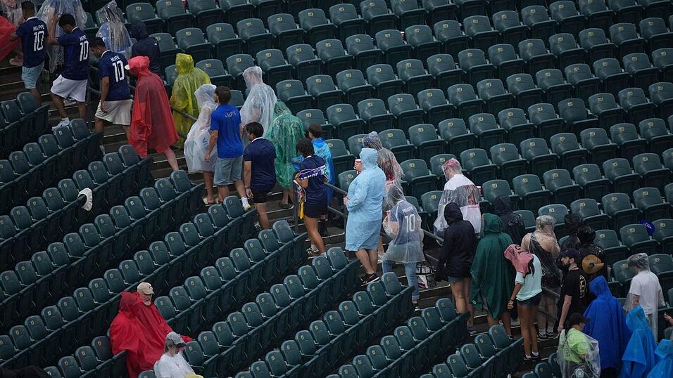 Unwetterwarnung: Fans verlassen die Ränge. Unwetterwarnung: Fans verlassen die Ränge.