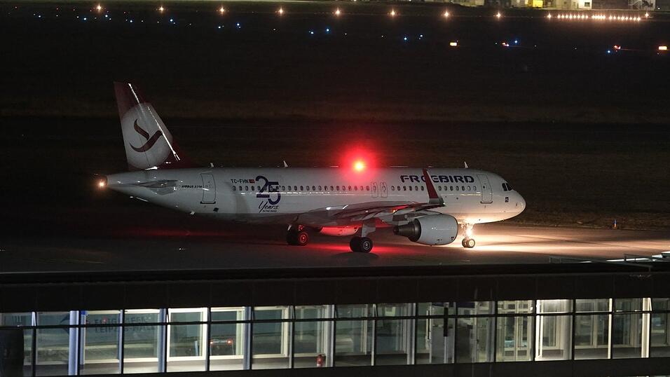 Mit einem Charterflugzeug hat die Bundespolizei ausreisepflichtige Afghanen in ihr Herkunftsland gebracht. Mit einem Charterflugzeug hat die Bundespolizei ausreisepflichtige Afghanen in ihr Herkunftsland gebracht.
