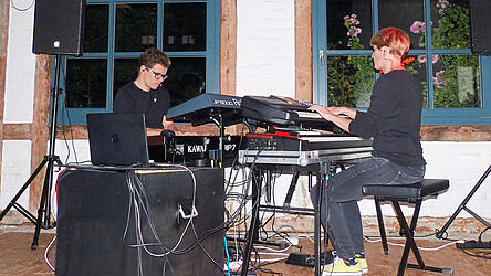 Das Duo Alles Meins Deins ermöglichte dem Publikum im Falkensteiner Lokschuppen eine Reise in einen verzaubernden musikalischen Kosmos.