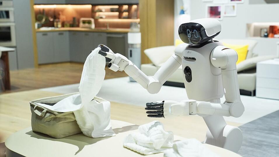 LG zeigte auf der CES einen humanoiden Roboter, der mit Hilfe von KI die getrocknete Wäsche ordentlich faltet. LG zeigte auf der CES einen humanoiden Roboter, der mit Hilfe von KI die getrocknete Wäsche ordentlich faltet.
