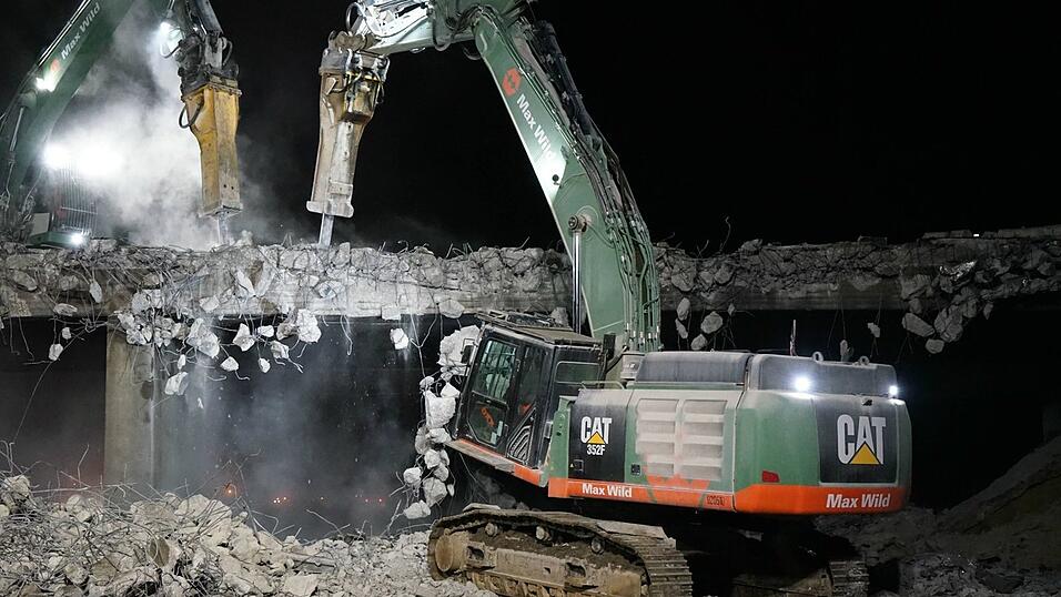 Gleich zwei Brücken mussten am Wochenende an der A3 im Landkreis Regensburg abgerissen werden. Gleich zwei Brücken mussten am Wochenende an der A3 im Landkreis Regensburg abgerissen werden.