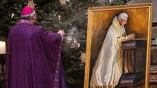 Rudolf Voderholzer, Bischof von Regensburg, vor einem Gemälde mit dem emeritierten Papst Benedikt XVI. von dem Künstler Hermann J. Heiss im Dom St. Peter. Rudolf Voderholzer, Bischof von Regensburg, vor einem Gemälde mit dem emeritierten Papst Benedikt XVI. von dem Künstler Hermann J. Heiss im Dom St. Peter.