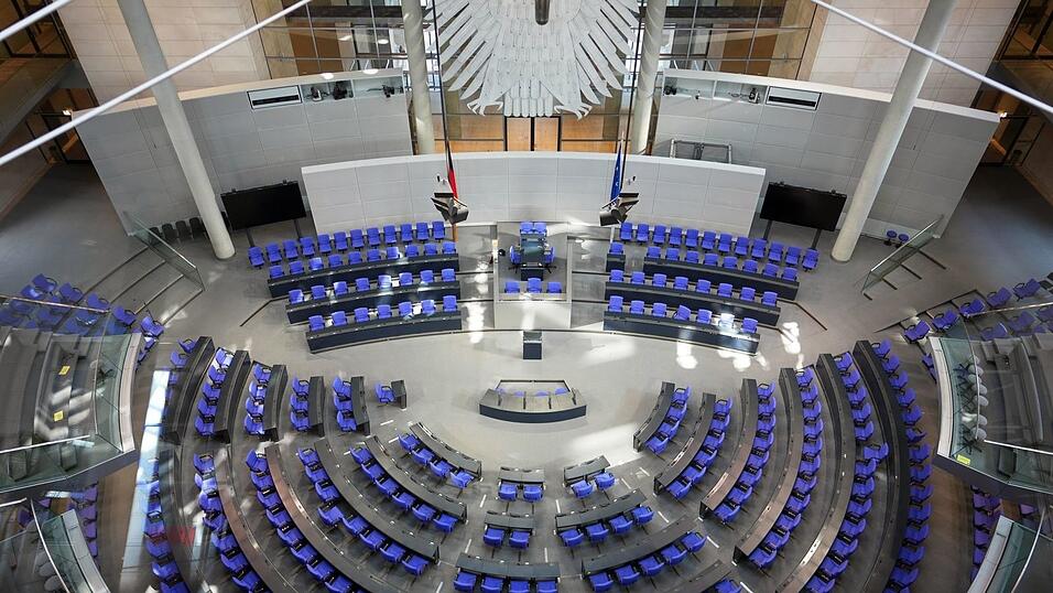 Im Bundestag muss umgebaut werden. Es gibt weniger Sitze und Parteien im neugewählten Parlament. Im Bundestag muss umgebaut werden. Es gibt weniger Sitze und Parteien im neugewählten Parlament.