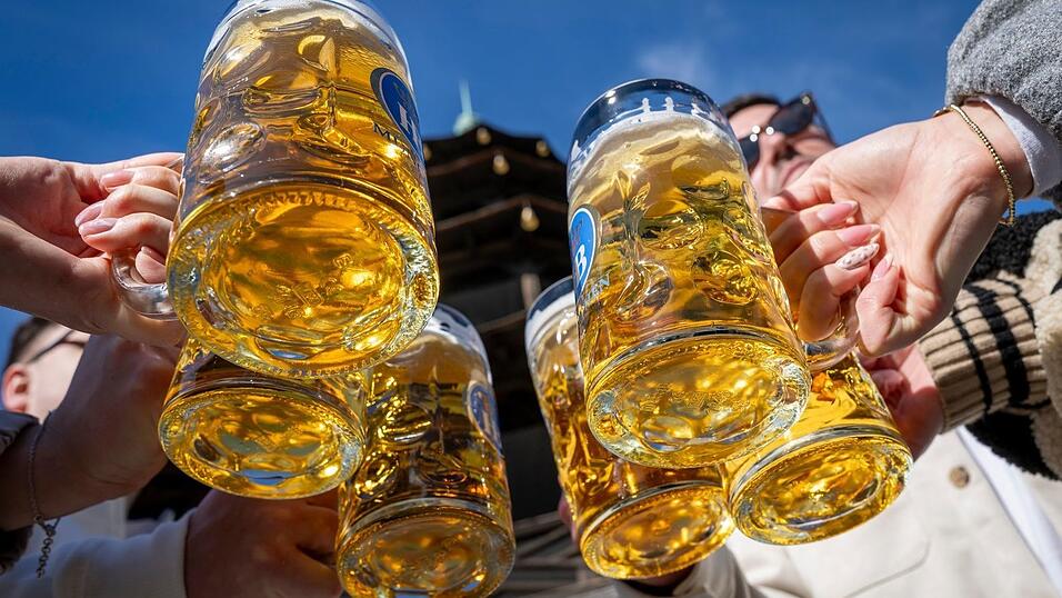 Der Fr&uuml;hling lockt die Menschen in Bierg&auml;rten. (Archivbild)