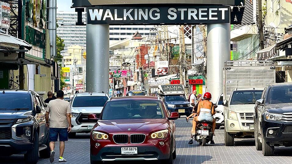 Die Walking Street ist weltweit als Rotlichtviertel bekannt. Die Walking Street ist weltweit als Rotlichtviertel bekannt.