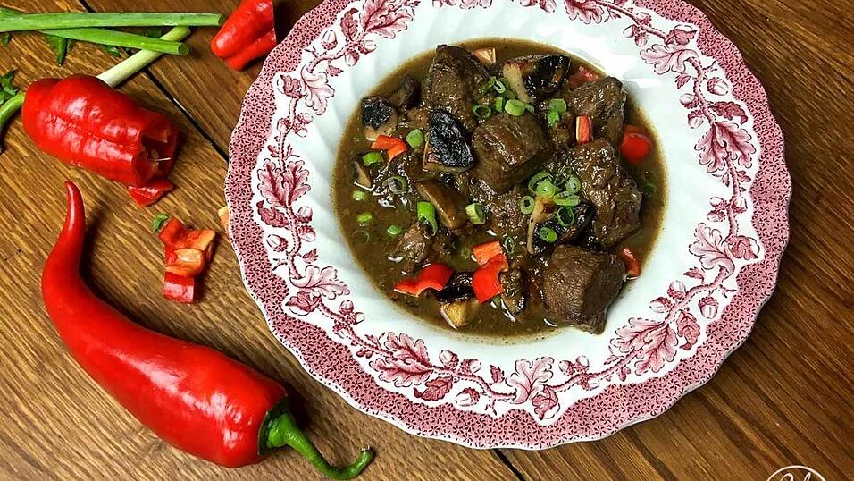 Wie das Gulasch schön saftig bleibt, erklären unsere Foodblogger von cooknsoul.de.