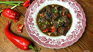 Wie das Gulasch schön saftig bleibt, erklären unsere Foodblogger von cooknsoul.de.