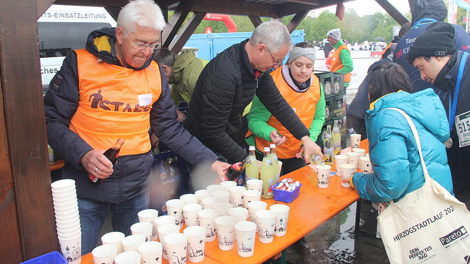 Auch die großen Herzogstadtläufer ließen sich wie schon die Kleinen am Samstag durch das nasskalte Aprilwetter den Spaß am Sport unter freiem Himmel nicht verderben.