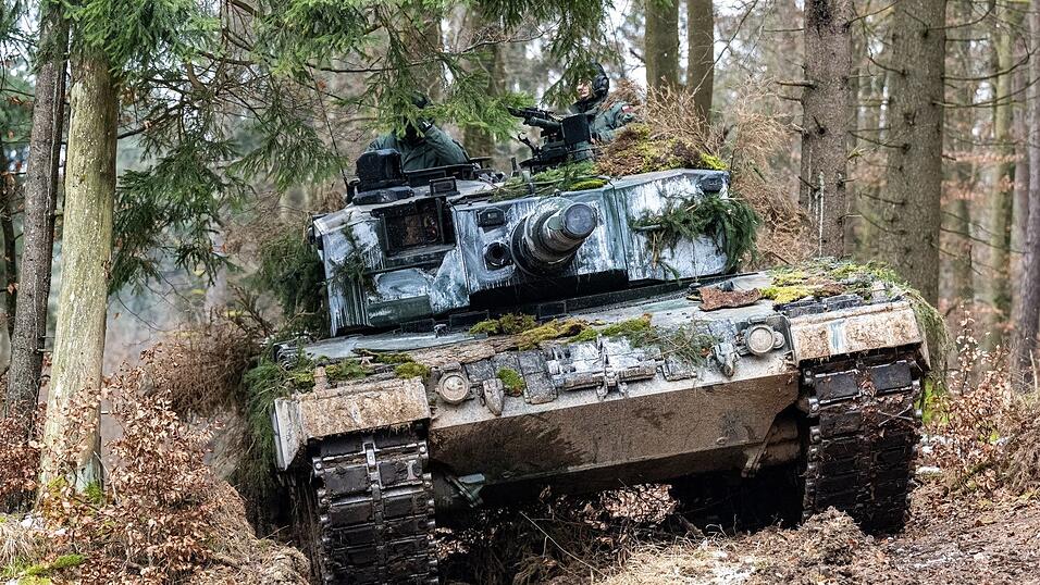 Ein in Deutschland produzierter Leopard-2-Panzer der polnischen Armee nimmt an einer internationalen Milit&auml;r&uuml;bung teil. (Archivbild)