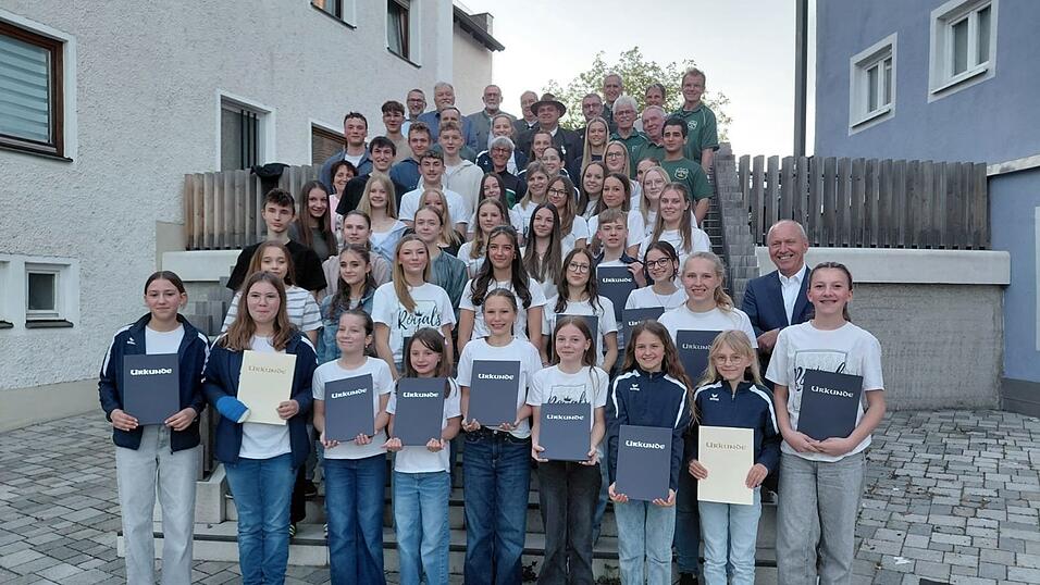 Die geehrten Sportler mit den Trainern und B&uuml;rgermeister Josef Reff.