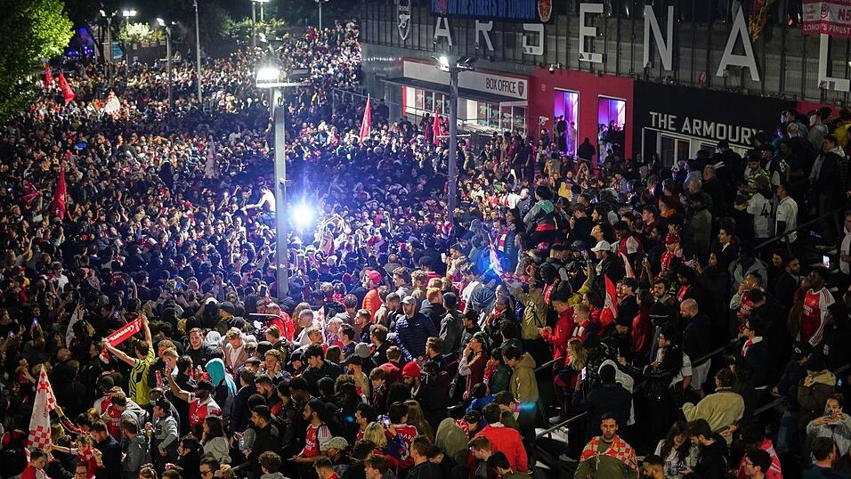 Nach dem Gewinn der Meisterschaft feierten Tausende Arsenal-Fans bis in die Morgenstunden am Stadion. Nach dem Gewinn der Meisterschaft feierten Tausende Arsenal-Fans bis in die Morgenstunden am Stadion.