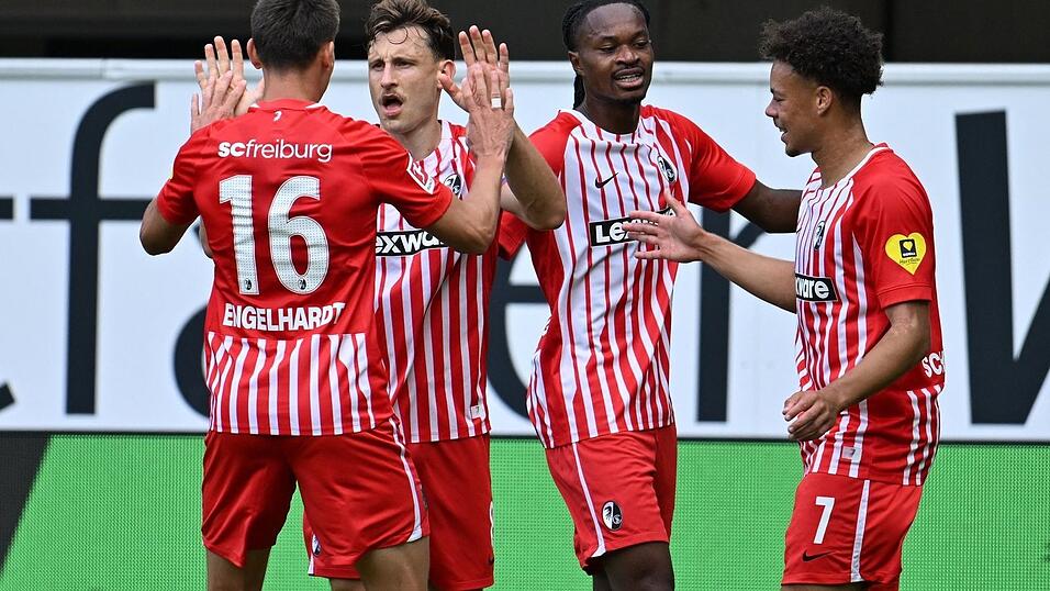 Freiburger Jubel in Paderborn. Maximilian Eggestein (2.v.l.) traf zum 1:0. Freiburger Jubel in Paderborn. Maximilian Eggestein (2.v.l.) traf zum 1:0.